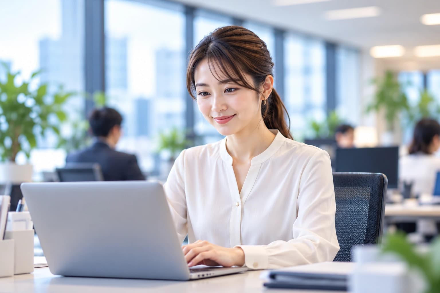Nhân sự đang xử lý công việc văn phòng
