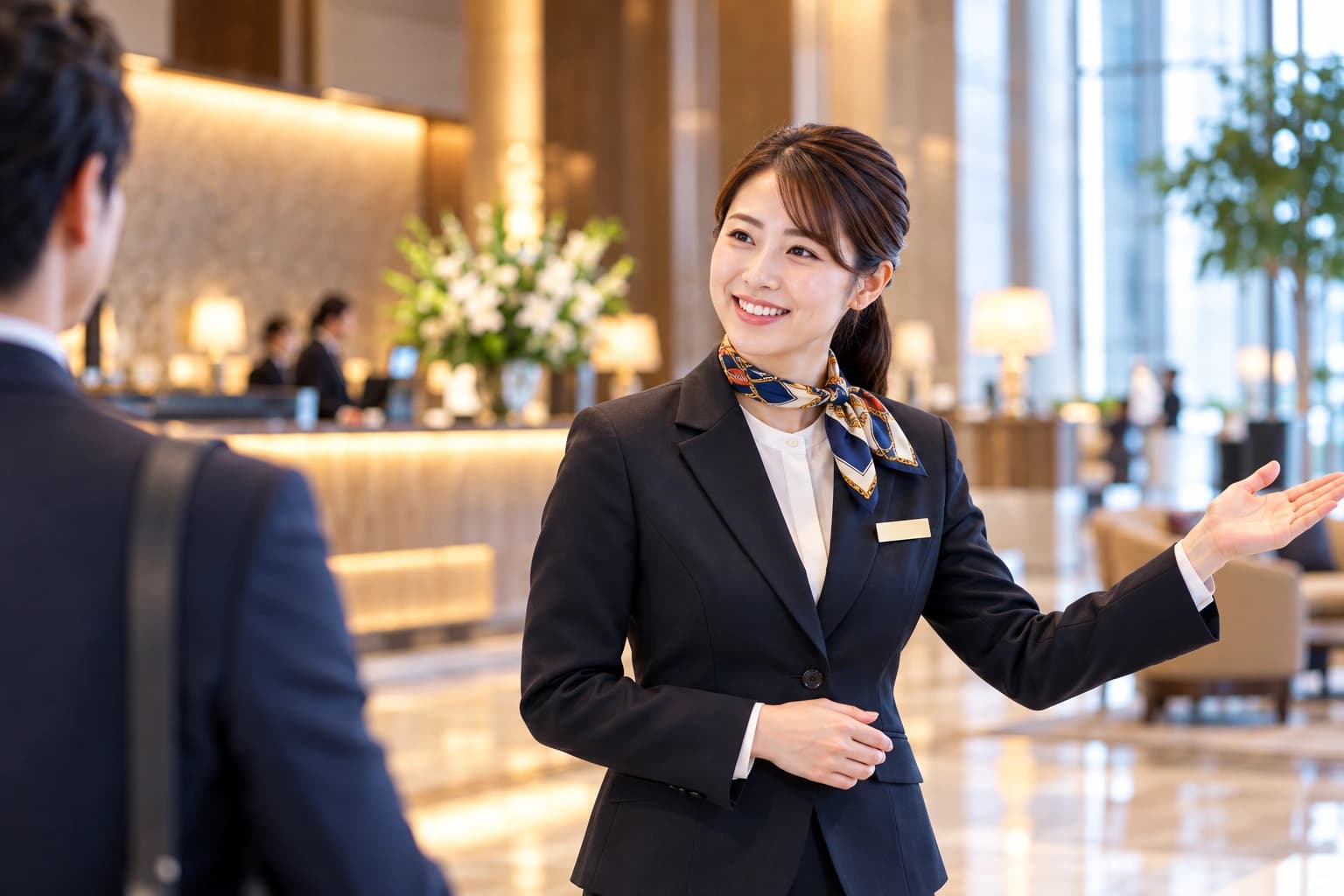 Nhân viên khách sạn đang đón khách
